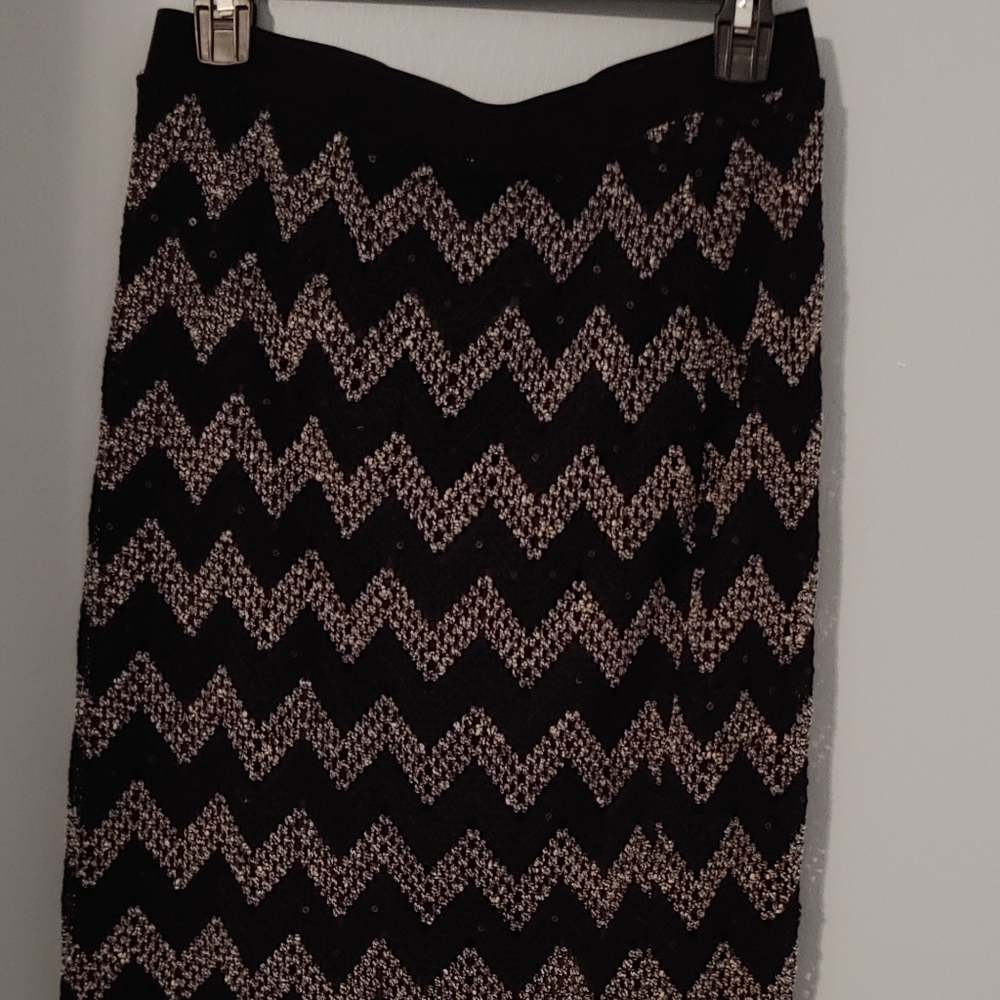 Skirt, size 6, sunny leigh, black with a few small black sequences, lined.